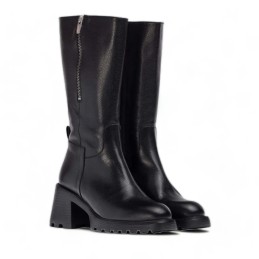 black leather boot with high talaon