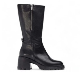 black leather boot with high talaon